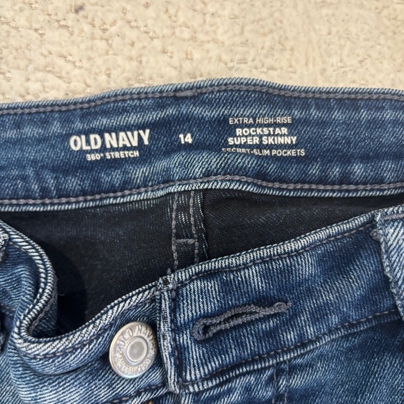 Old Navy Rockstar Super skinny jeans - Picture 2 of 3